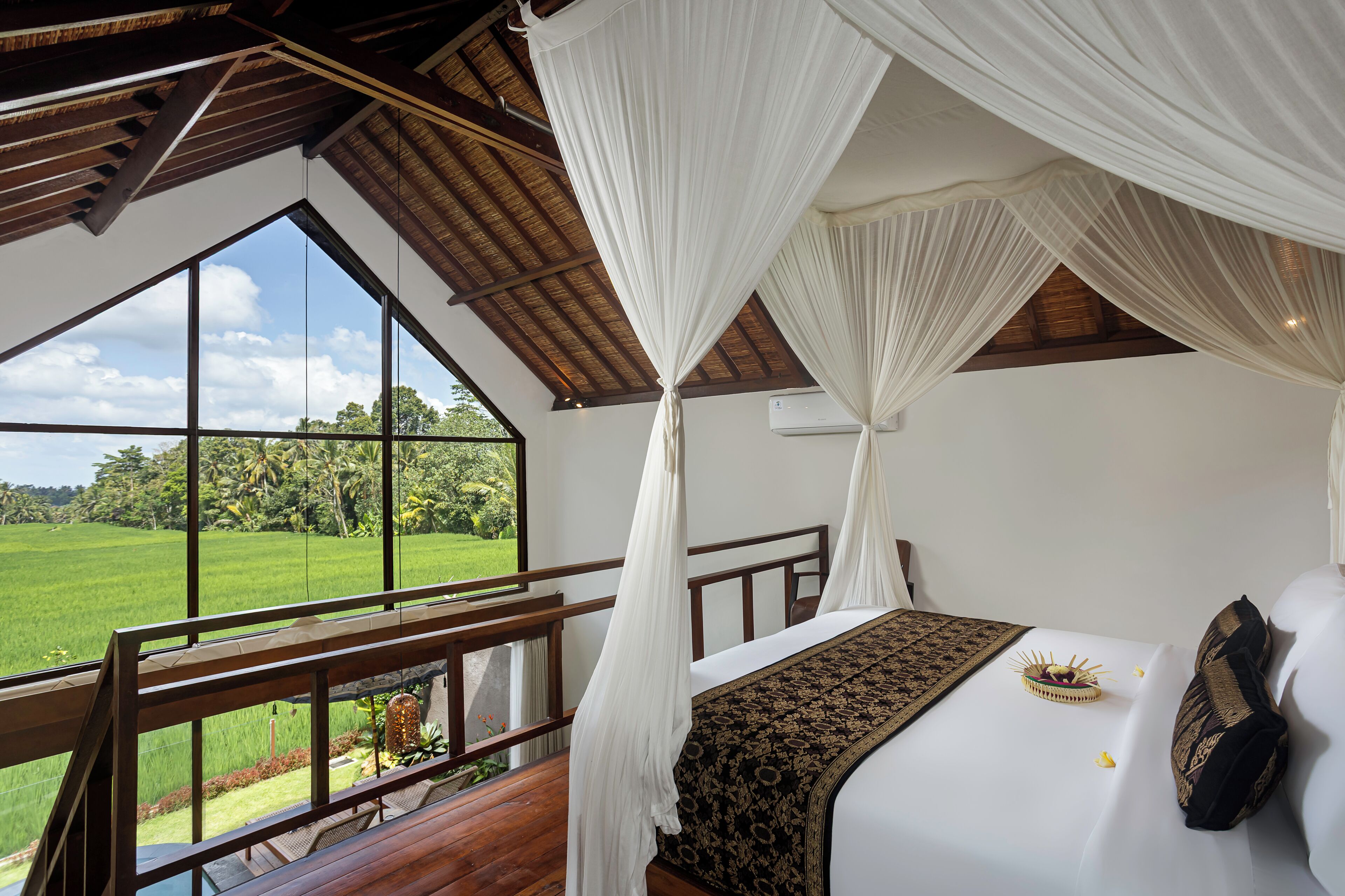 Hochwertige Bettwaren, Betten mit Memory-Foam-Matratzen, Minibar