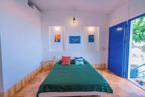 Chambre panoramique double, 1 grand lit, non-fumeur, vue sur la mer | Décor unique, ameublement unique, bureau