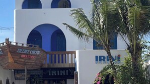 A building with a sign reading 'Mui Ne - The Best Sea View.' - Irini Homestay & Hotel Mui Ne (Mui Ne)