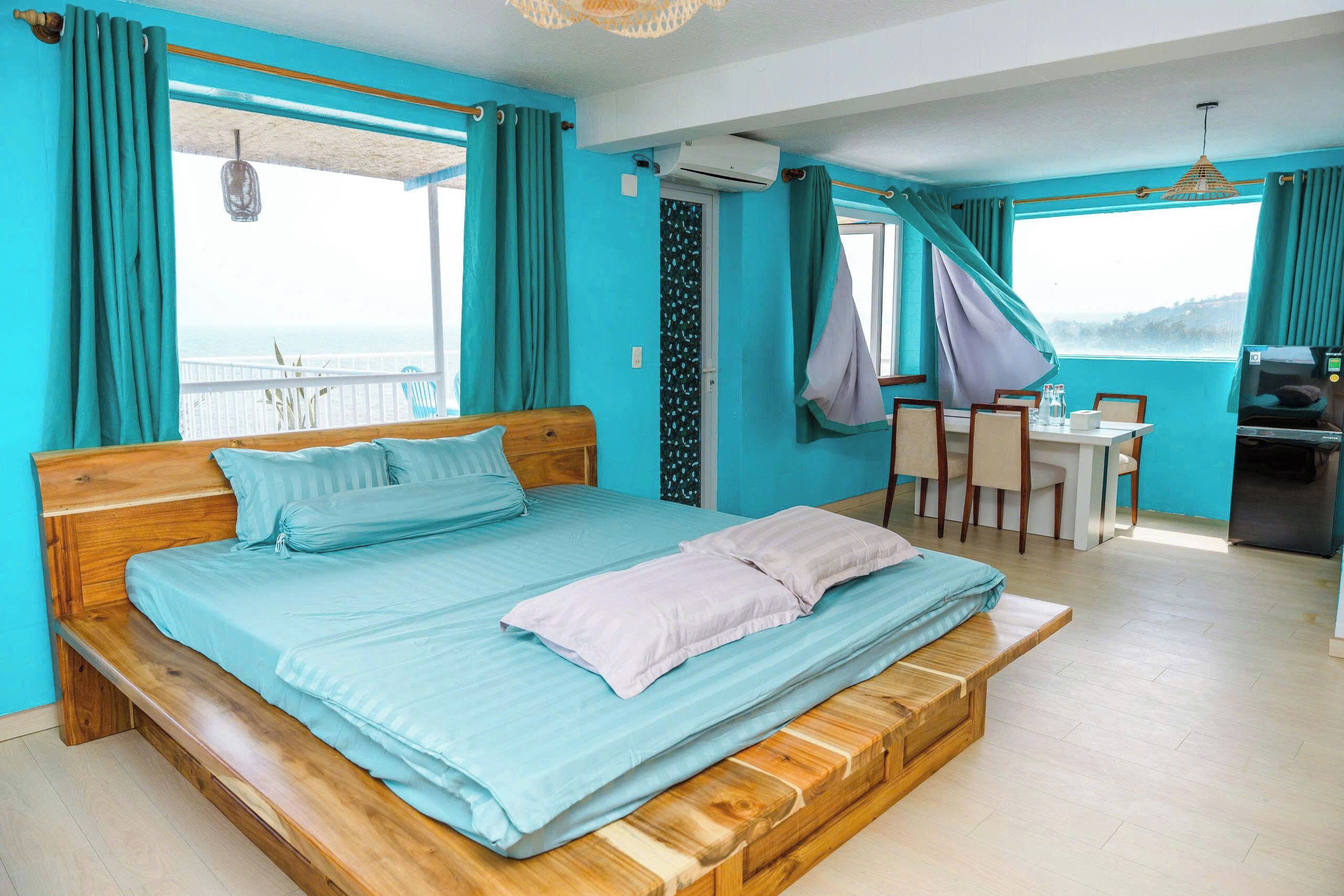 Deluxe dubbelrum - 1 kingsize-säng - havsutsikt | Badrum | Dusch, gratis toalettartiklar, hårtork och tofflor