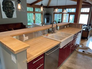 Een magnetron, een oven, een kookplaat, een vaatwasser