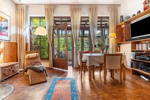 Télévision, cheminée, lecteur de DVD, table de tennis de table