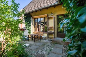Outdoor dining - Holiday Apartment 'Im Haus Ginkgo' with Shared Pool, Shared Terrace and Wi-Fi (Wittstock/Dosse)