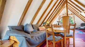 Fernseher, DVD-Player, Tischtennisplatte, Stereoanlage