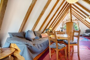 Una televisión, un reproductor de DVD, una mesa de tenis de mesa