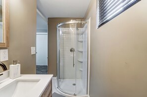 Dusche, Haartrockner, Handtücher, Seife