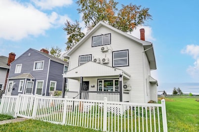 Spacious 5-bedroom house in Central Columbus Fenced Backyard