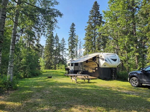 Luxury Offgrid RV with AC in Lac Ste Anne County