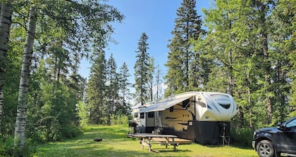 Luxury Offgrid RV with AC in Lac Ste Anne County