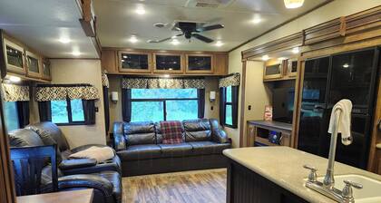 Luxury Offgrid RV with AC in Lac Ste Anne County