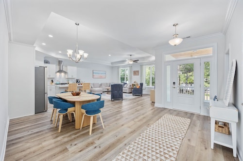 Charming new 4-bedroom Family Beach/Golf House & dog friendly!