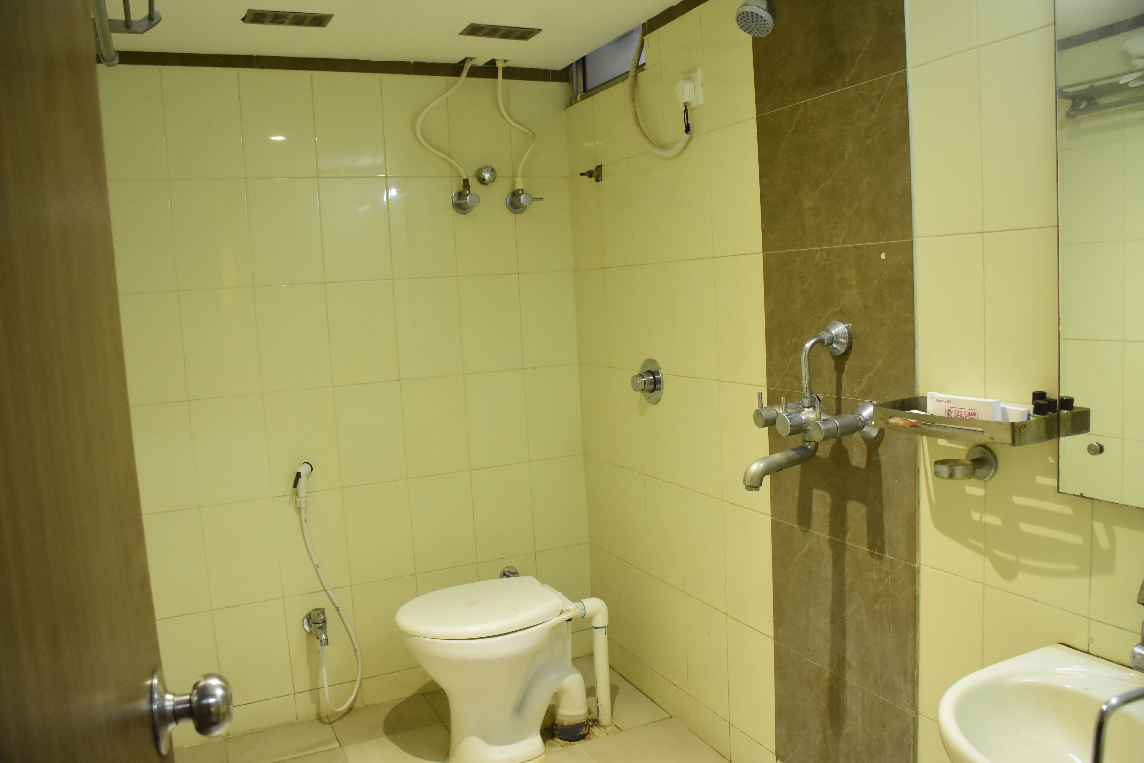 A bathroom with a toilet, bidet, and sink.