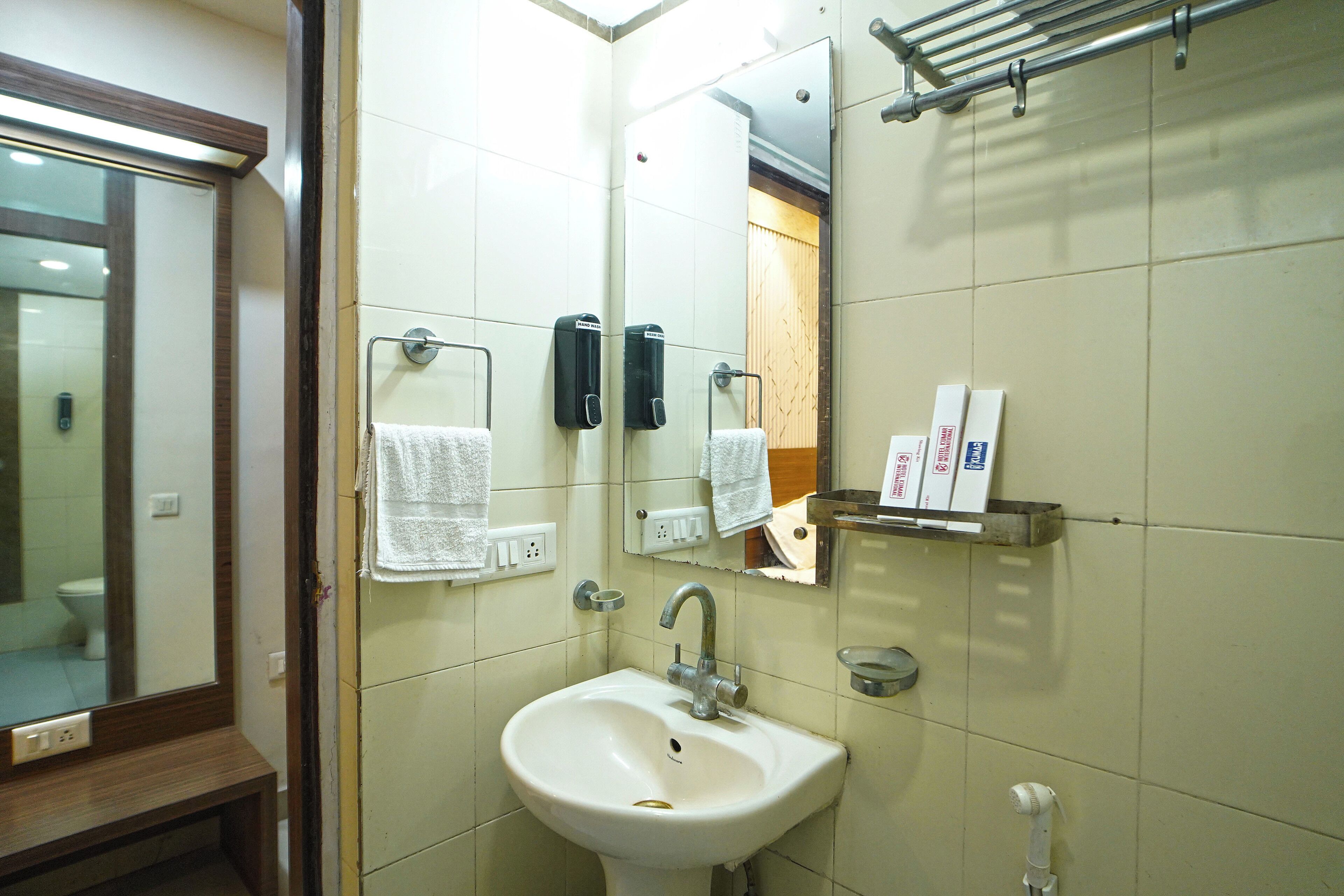 Deluxe Room | Bathroom | Shower, rainfall showerhead, free toiletries, towels