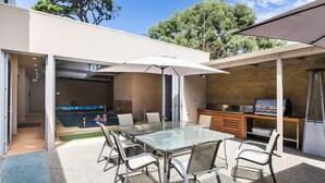 Unclassified image, 3 of 10, button - Bell St Apartments (Torquay)