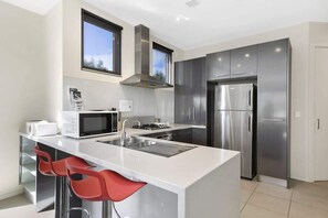 Refrigerador, microondas, horno y lavavajillas 