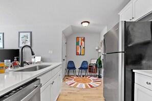 Réfrigérateur, four à micro-ondes, un four, surface de cuisson