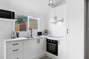 Fridge, microwave, oven, stovetop - Charming 2-Bed House in North Hobart (North Hobart)