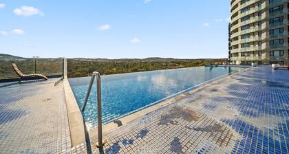 Light-Filled 1-Bed Apartment with Pool & Gym