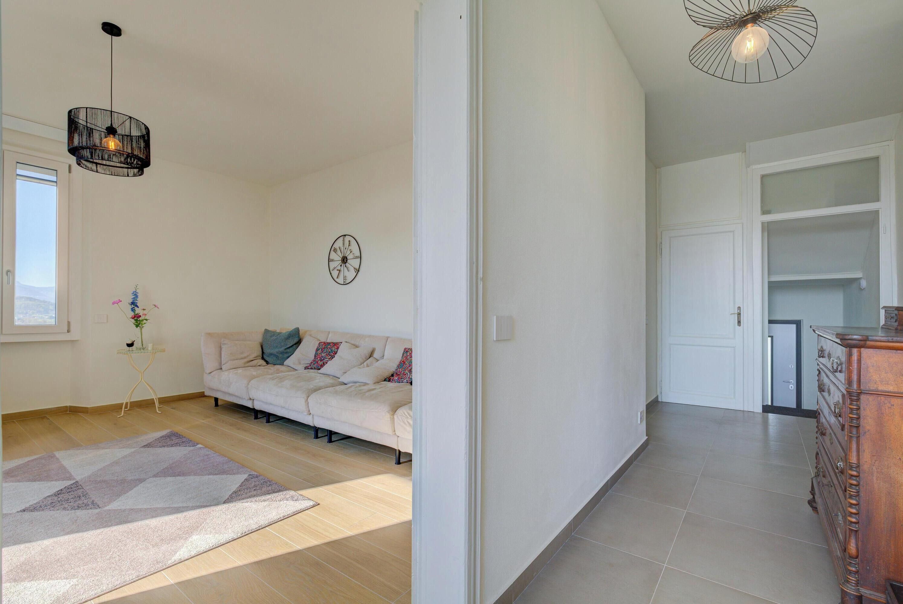 Appartamento familiare, camere multiple (Appartamento Vista Angera) | Area soggiorno | Smart TV 21 pollici con canali via cavo