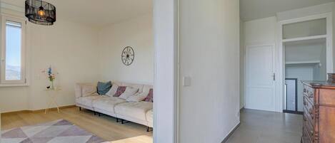 Perhehuoneisto, useita makuuhuoneita (Appartamento Vista Angera) | Oleskelualue | 21–tuumainen äly-TV, jossa kaapelikanavat