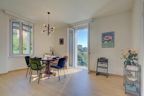 Family Apartment, Multiple Bedrooms (Appartamento Vista Angera) | Dining