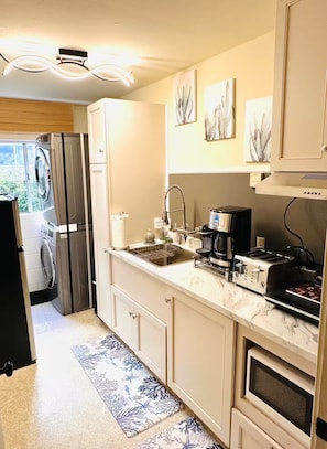 Réfrigérateur, micro-ondes, plaque de cuisson, cafetière/bouilloire