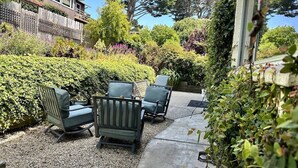 Eine Terrasse mit Gartenmöbeln und einem Garten.