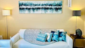 Smart TV, reproductor de DVD, libros y biblioteca musical