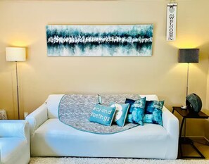 Smart TV, reproductor de DVD, libros y biblioteca musical 