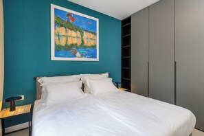 2 chambres, bureau, fer et planche à repasser, draps fournis