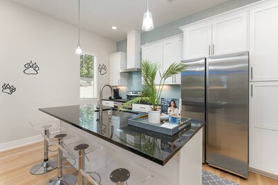 Queen City's Den Uptown | Luxe Home w/ Panther's Murals, & 5-Star Location | Walk to BOA | Sleeps 12