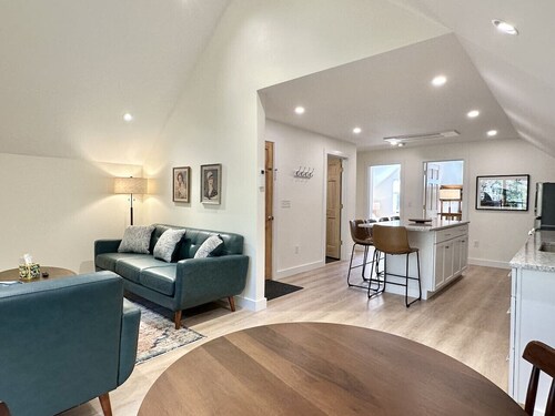 Newly Renovated 2nd FL Apt in SWH [Quietside Loft]