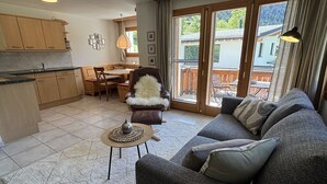 Un salon confortable avec un canapé, une table à manger et un coin cuisine.