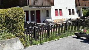 Un hôtel à plusieurs étages, doté de balcons en bois, d’une façade blanche et d’une enseigne indiquant qu’il s’agit d’un restaurant.