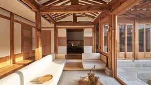 A traditional Japanese-style interior with wooden beams, tatami flooring, and sliding doors. - Nostalgia Hanok Hotel (Seoul)