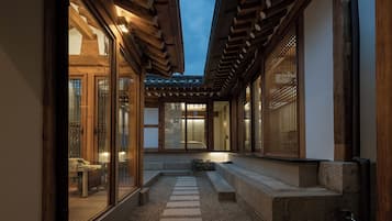 Slow Jae | Terrace/patio