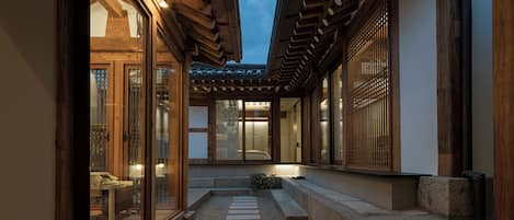 Slow Jae | Teras/patio