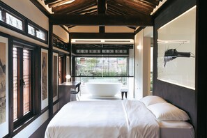 Free minibar items, in-room safe, free WiFi, bed sheets - Nostalgia Hanok Hotel (Seoul)