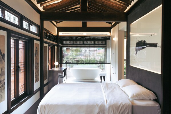 Blue Jae | Free minibar items, in-room safe, free WiFi, bed sheets