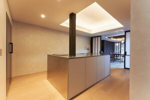 Hidden Jae (Outdoor hot tub unavailable from 12/15 to 2/15) | Private kitchen | Fridge, microwave, oven, stovetop