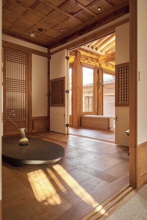 Double Jae | Living area | Heated floors - Nostalgia Hanok Hotel (Seoul)