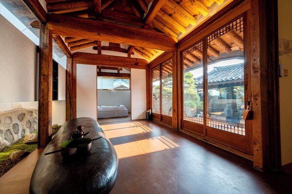 Hillo Jae | Free minibar items, in-room safe, free WiFi, bed sheets