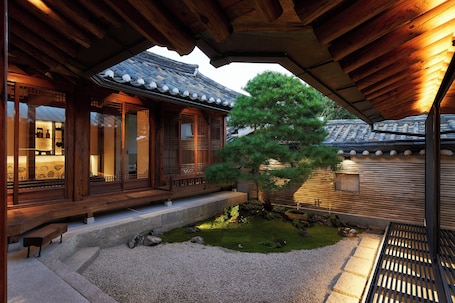 Hillo Jae | Courtyard view