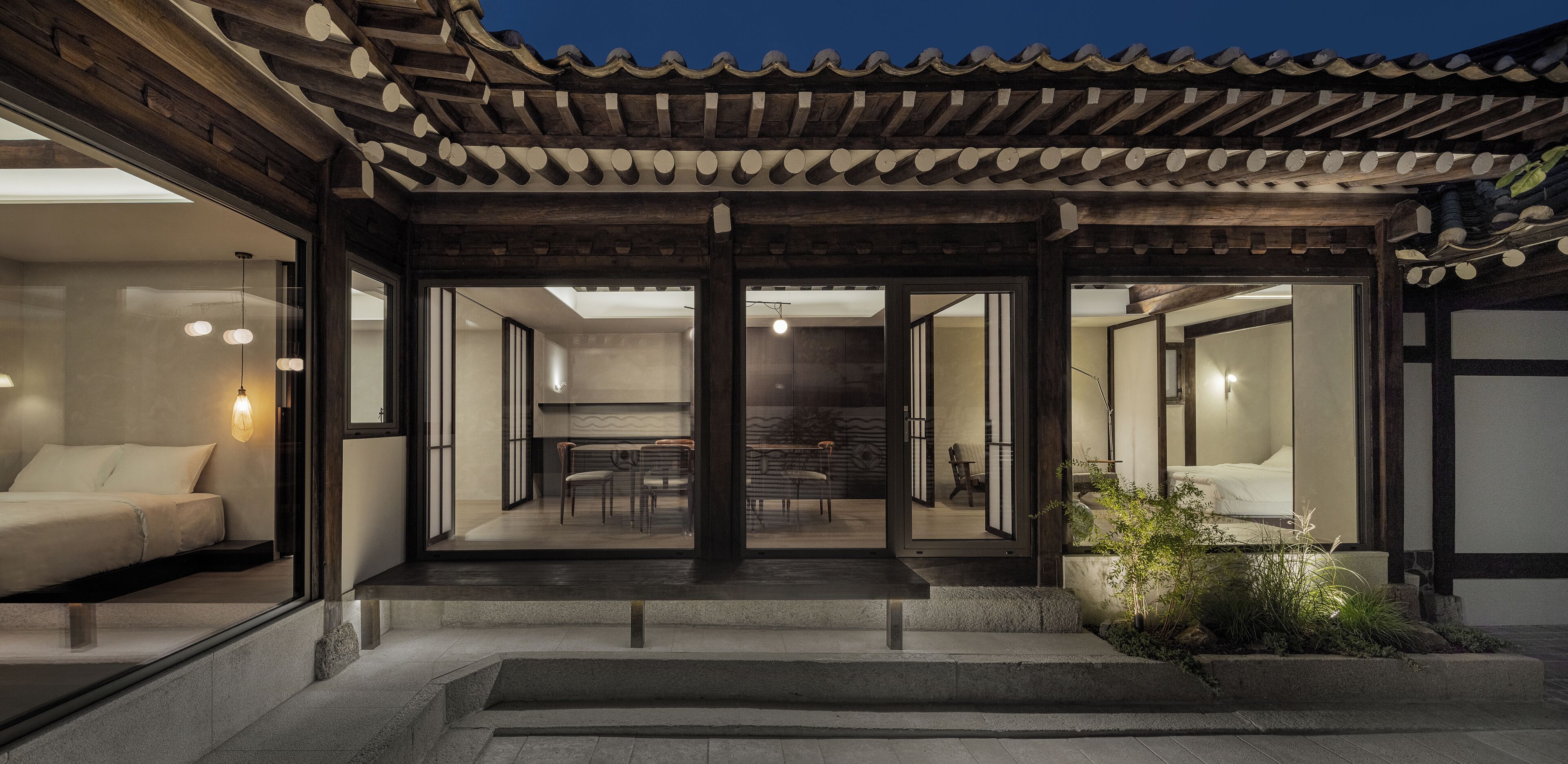 Un edificio de estilo japonés tradicional, con fachada de madera y techo de tejas.