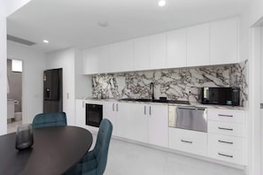 Geladeira, micro-ondas, fogão, cooktop