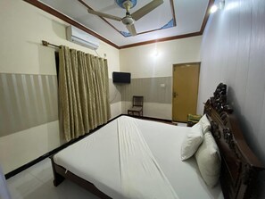 In-room safe, iron/ironing board, free WiFi, bed sheets