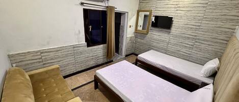 6 soveværelser, pengeskab på værelset, strygejern/strygebræt