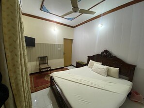 6 bedrooms, in-room safe, iron/ironing board, free WiFi