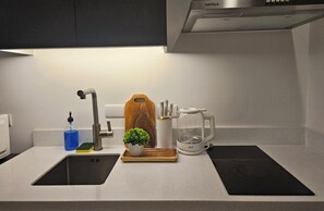 Kühlschrank, Mikrowelle, Herdplatte, Wasserkocher