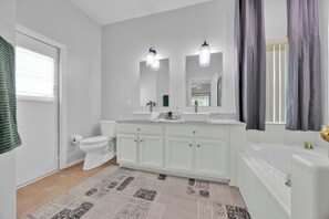 Haartrockner, Handtücher, Seife, Toilettenpapier